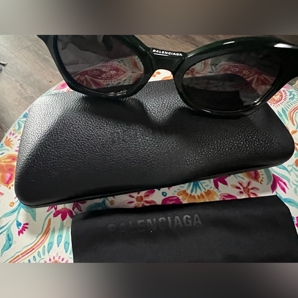 New Pair of Balenciaga Green Sunglasses - Picture 2 of 5